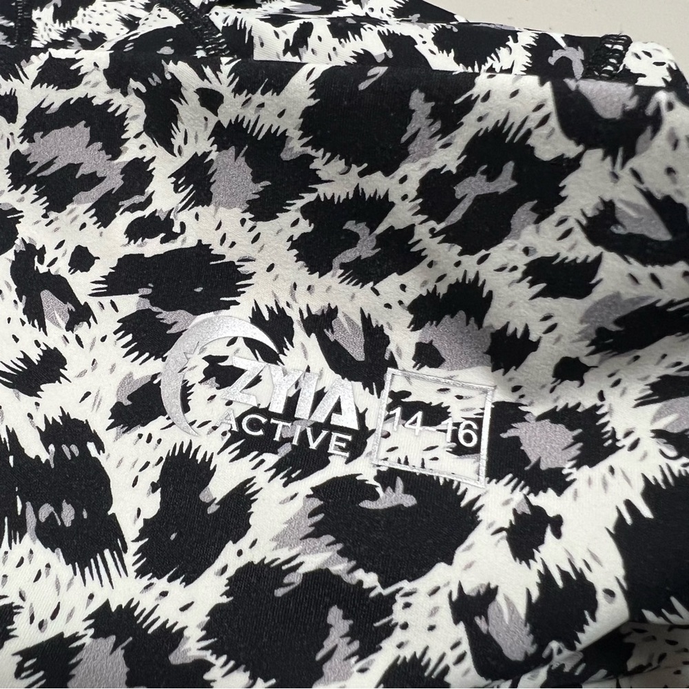 Zyia Active Snow Leopard Pocket Brilliant High Rise Leggings - Picture 5 of 11